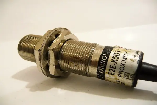 Proximity Switch, Cylinder Type, E2E-X5D1, Omron, Japan